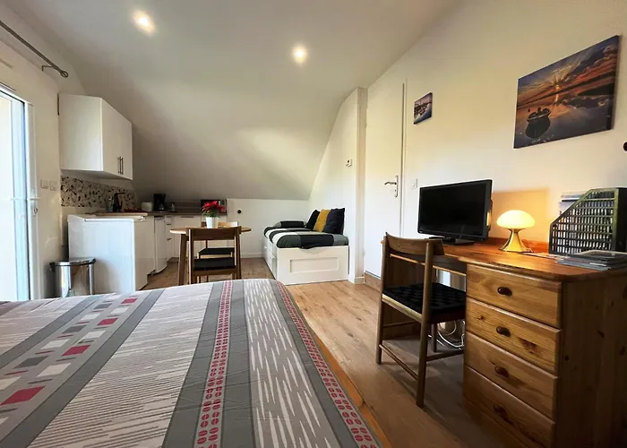 Lomener - La Goelette - 1 Appartement Avec 2 Chambres Et 2 Studios A 450M De La Plage